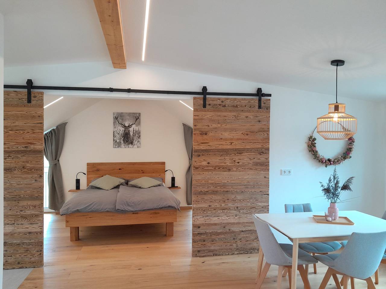 Ganze Ferienwohnung, Ferienwohnung Bergblick Loft - Ferienwohnung Bergblick Loft, 60 qm mit separatem Schlafzimmer und West-Balkon in Kampenwand, Aschau im Chiemgau