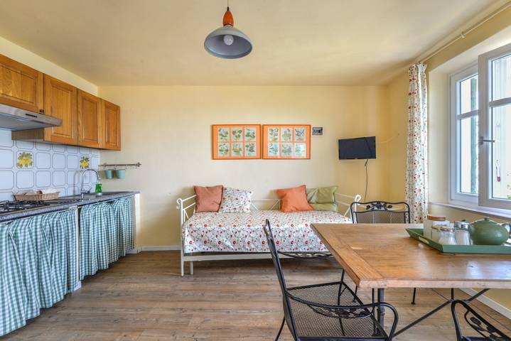 Appartamento intero, Appartamento "Il Girasole" con vista mare, terrazza privata e Wi-Fi in Zanca, Marciana