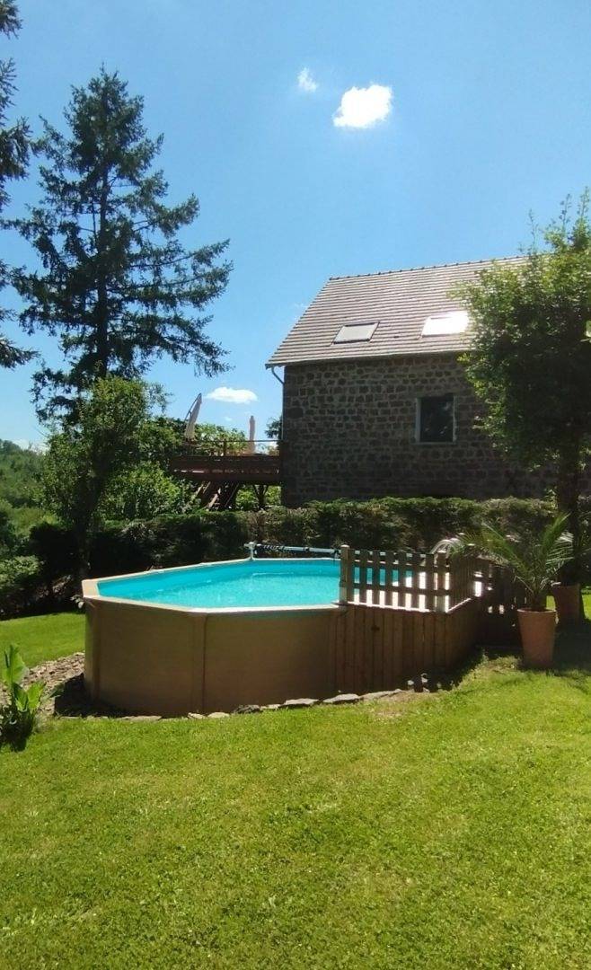 Gîte pour 8 personnes, avec terrasse ainsi que piscine et jardin