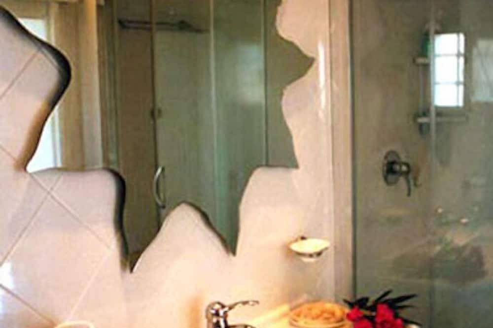 Appartement entier, Magnifique maison en bord de mer avec terrasse panoramique et 2 grands balcons in Marina di Ostuni, Salento