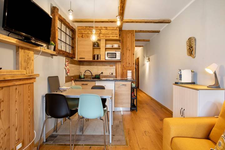 Entire apartment, Apartment 'Casa Andrea Vista Monte Bianco' with Mountain View, Balcony and Wi-Fi in Comune di Gressan, Italian Alps