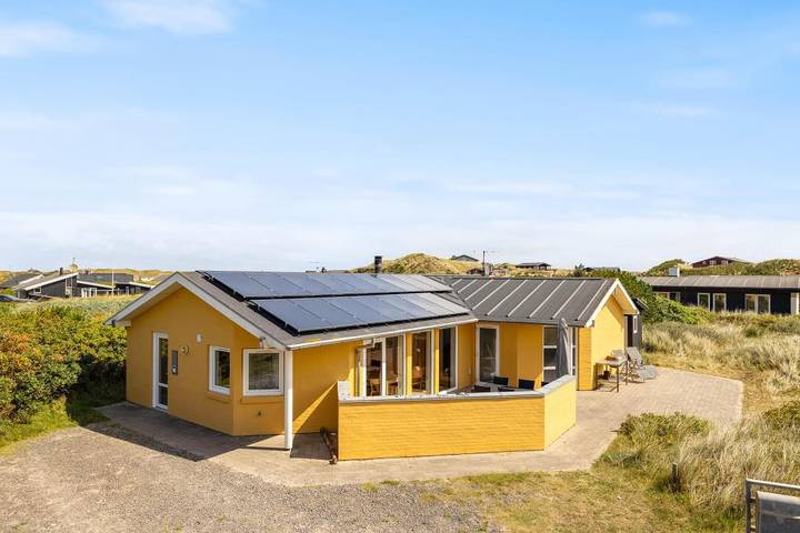Ferienhaus mit Meerblick für 8 Personen, mit Balkon/Terrasse und Whirlpool sowie Terrasse und Pool am Ringkøbing Fjord