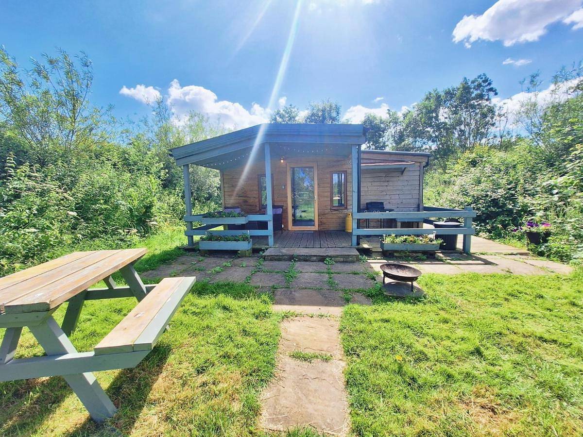 Beautiful Wooden tiny house, Glamping cabin with hot tub 2 in Sherwood Forest, Nottinghamshire