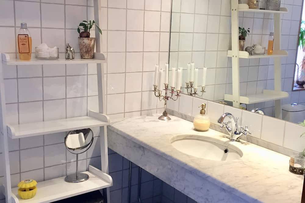 Charmantes Ferienhaus, nahe Strand, Natur und Stadt in Enköping, Mälaren