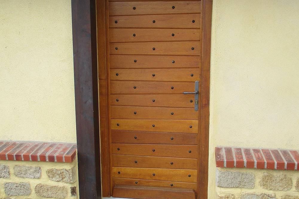 Appartement entier, Chez Bari, grand studio récent in Bourbon-l'Archambault, Allier