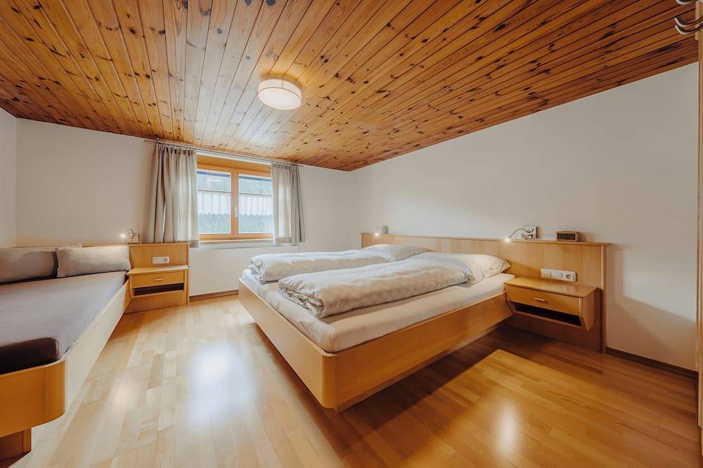 Ganze Wohnung, Ferienwohnung mit dem Charme des Montafons. Terrasse mit Ausblick auf die Berge in Sankt Gallenkirch (Stadt), Sankt Gallenkirch