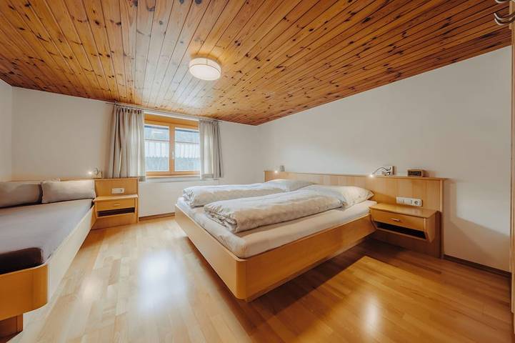 Ganze Wohnung, Ferienwohnung mit dem Charme des Montafons. Terrasse mit Ausblick auf die Berge in Sankt Gallenkirch (Stadt), Sankt Gallenkirch