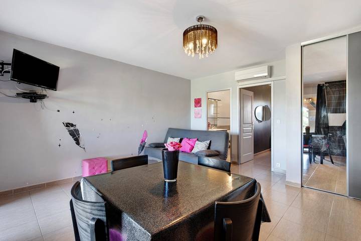 Entire apartment, Apartment 'La Baccara' with Wi-Fi and Air Conditioning in Paulhan, Lodève region