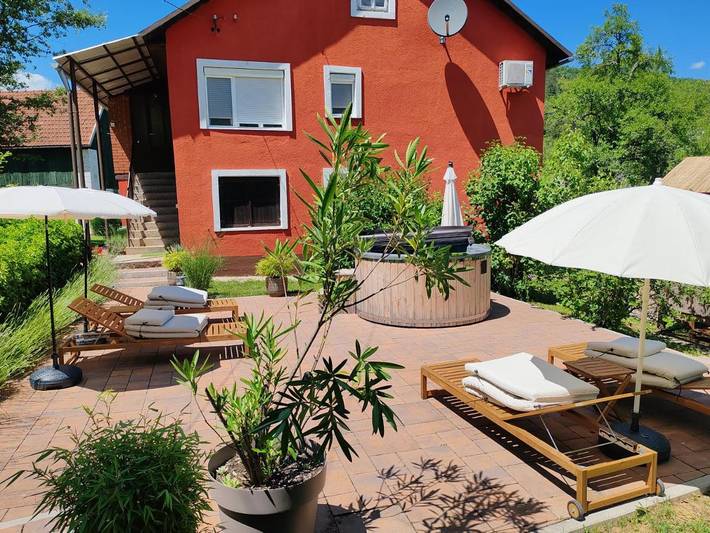 Ferienhaus für 7 Personen, mit Whirlpool und Terrasse sowie Garten und Ausblick