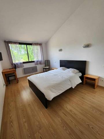 Hôtel pour 4 personnes, avec vue ainsi que jardin et vue sur le lac, animaux acceptés à Saint-Amans-des-Cots