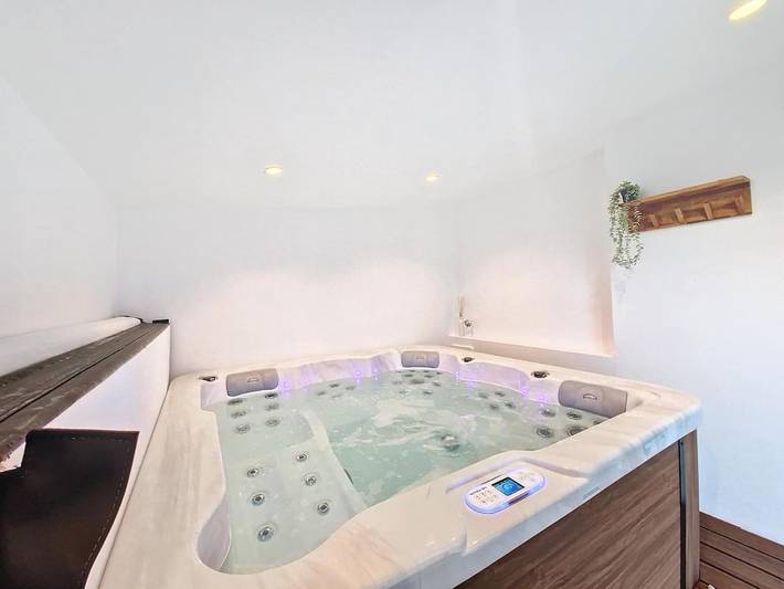Location de vacances pour 6 personnes, avec Jacuzzi ainsi que Terrasse et Jardin à Saint-Erblon