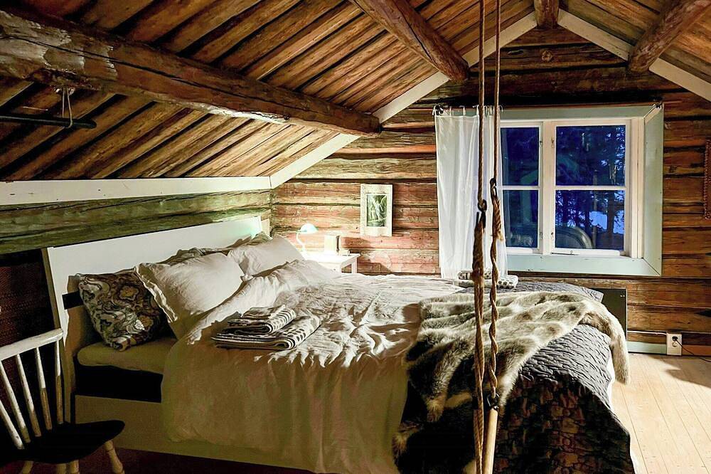 1700er-Holzhaus an einer Meeresbucht in der Nähe von Umeå in Umea, Västerbotten