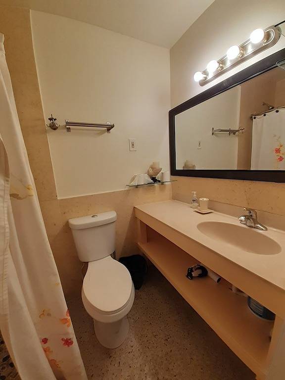 Vacation rental for 9 people, with terrace and hot tub as well as yard in Lake Worth