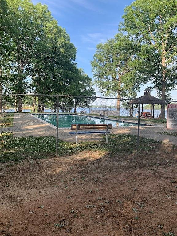 Vacation home for 13 people, with yard and pool in North Carolina
