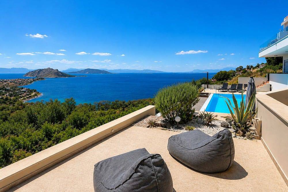 Ganze Wohnung, Minimalist, new condo with beautiful sea and mountain views in Perdika, Ägina