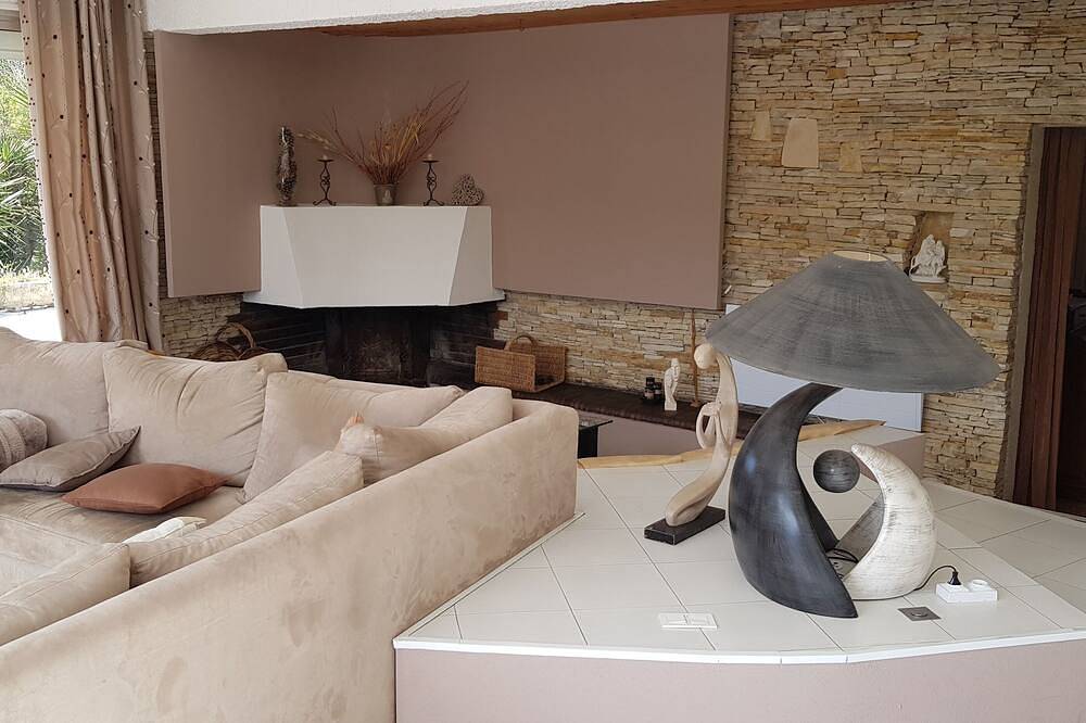 Very Large And Pleasant House In A Green Haven Of 4000 M² With Pool in Sénas, Arles region