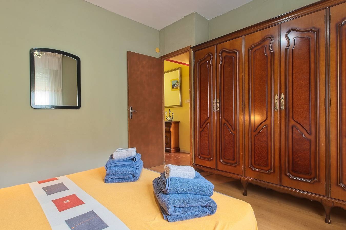 Appartement entier, Appartement 'Leopoldo I' avec vue montagne, piscine partagée et barbecue in Carballeda de Valdeorras, Orense Région
