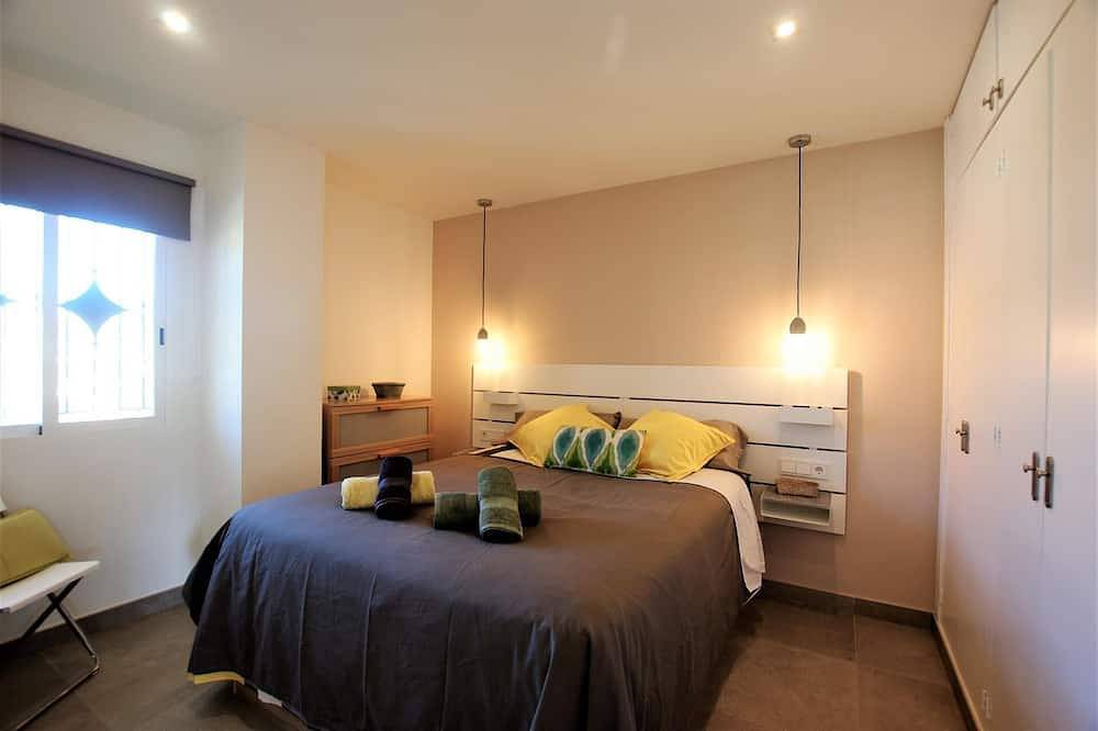 Entire apartment, Cala Major Sea‑View Work‑Retreat: Wifi & Parking in Cala Major, Palma