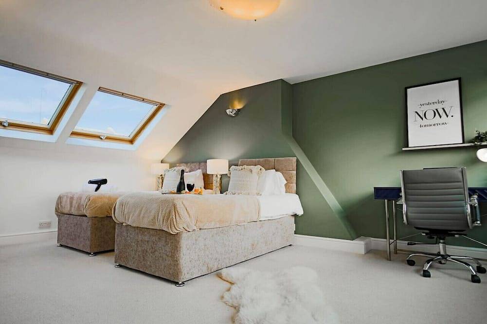 Spacious House • Central Location • Pool Table • Smart Tv • Free Parking in Northampton, Northamptonshire