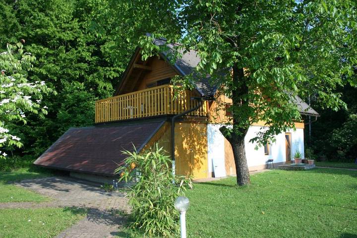 Ferienwohnung für 4 Personen, mit Balkon und Terrasse sowie Garten und Pool