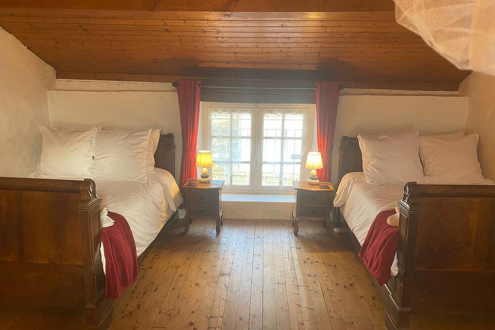 Cosy cottage with beautiful valley view, garden & pool. in Queaux, Vienne (France)