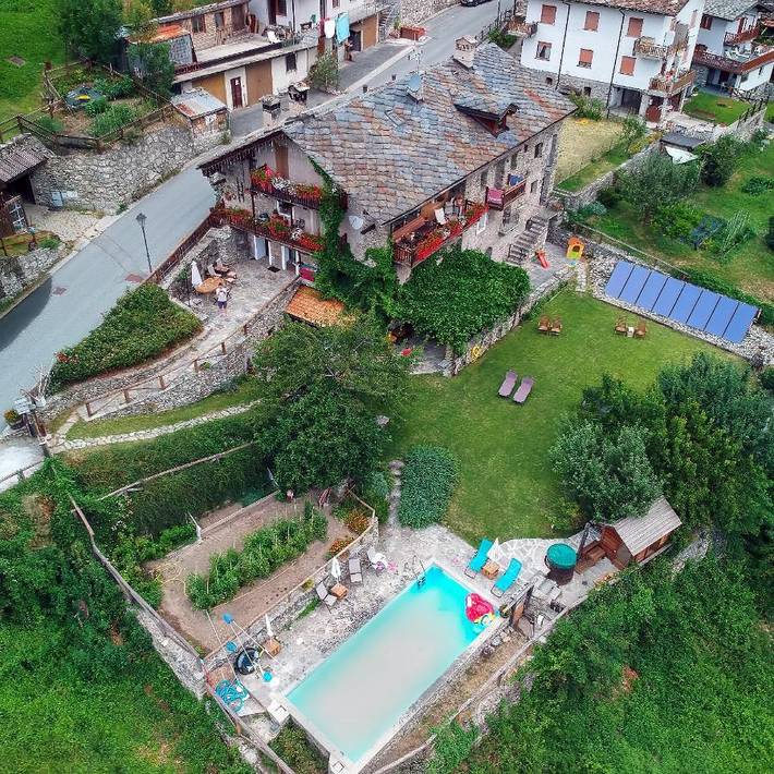 Gîte pour 2 personnes, avec jardin et sauna ainsi que piscine et vue dans Roisan