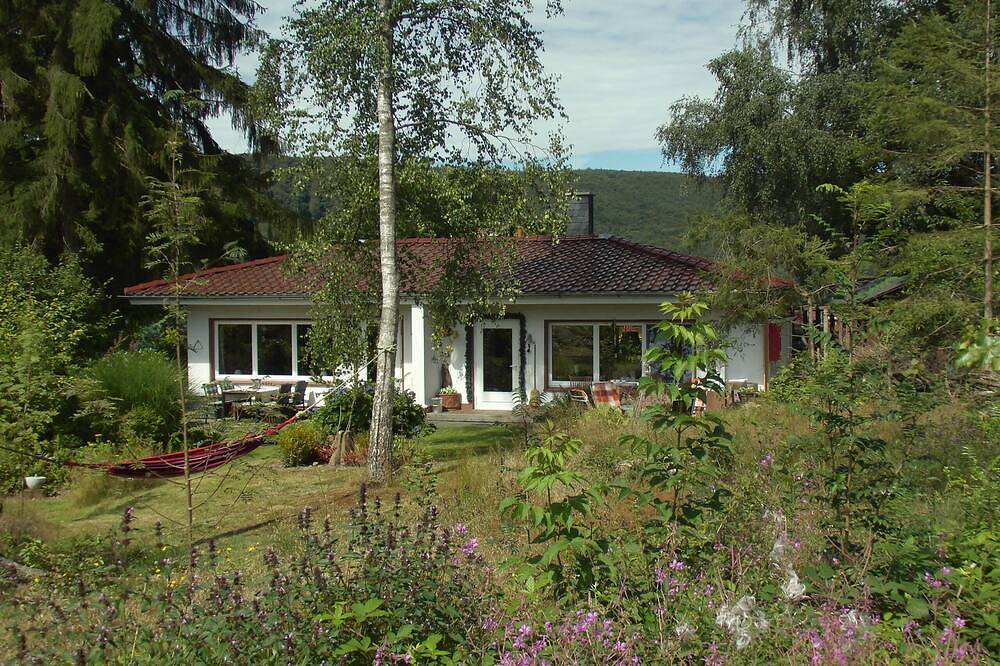 Ferienhausanlage Hilkenberg: Haus 3 mit Kaminofen u. wildromantischem Garten in Bodenfelde, Weserbergland