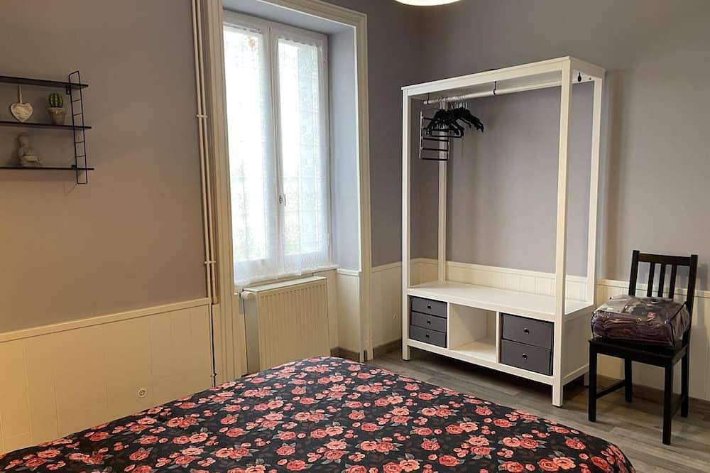 Maison de campagne rénovée avec terrasse et jardin in Taxat-Senat, Allier