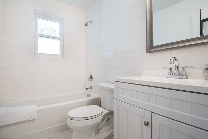 Vacation rental for 6 people, with yard and terrace, with pets in Mount Pleasant