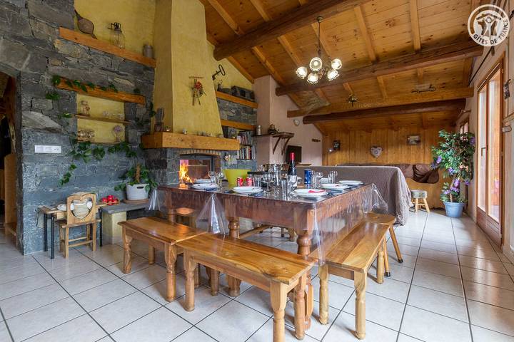 Gîte pour 10 personnes, avec Terrasse à Bozel