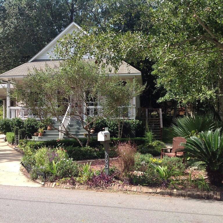 Ganze Wohnung, Ananas-Palmen-im Stadtzentrum gelegenes Dachboden B & B und Gärten in Ocean Springs, Mississippi Gulf Coast