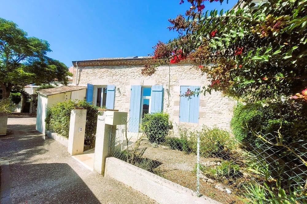 House on the banks of the Canal du Midi in Agen, Agen region