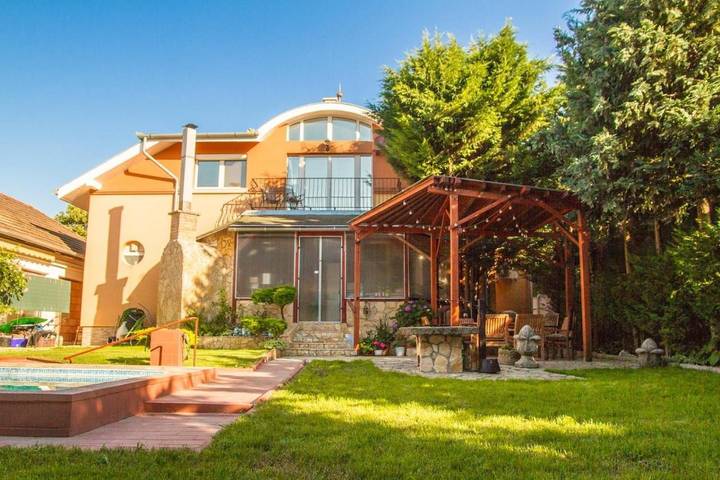 Villa pour 8 personnes, avec jacuzzi ainsi que jardin et piscine à Budapest - 3