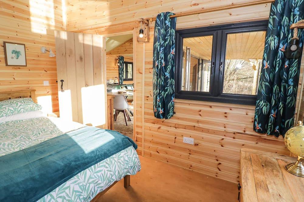 Kingfisher, romantic, with hot tub in Dunchurch in Bourton And Draycote, Warwickshire