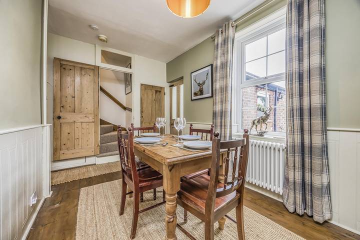 Number 2 Admiralty Cottages - Pass the Keys in Gosport, Hampshire