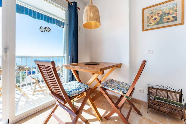 Entire apartment, Studio apartment 'Ventana al Mar' with sea-facing terrace and air conditioning in Fuengirola Centre, Fuengirola