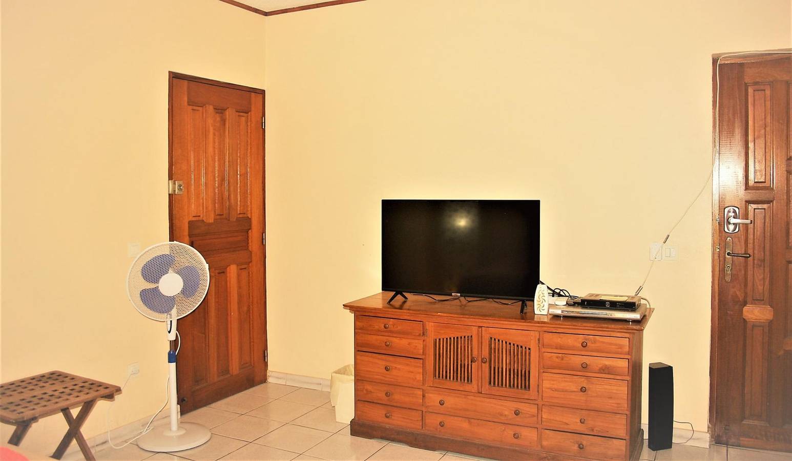 Estudio entero, Tahiti - Sanny's Place Room & Pool in Punaauia, Tahiti