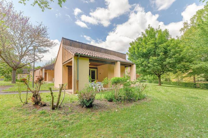 Gîte pour 5 personnes, avec jardin ainsi que terrasse et piscine, animaux acceptés dans Les Cars