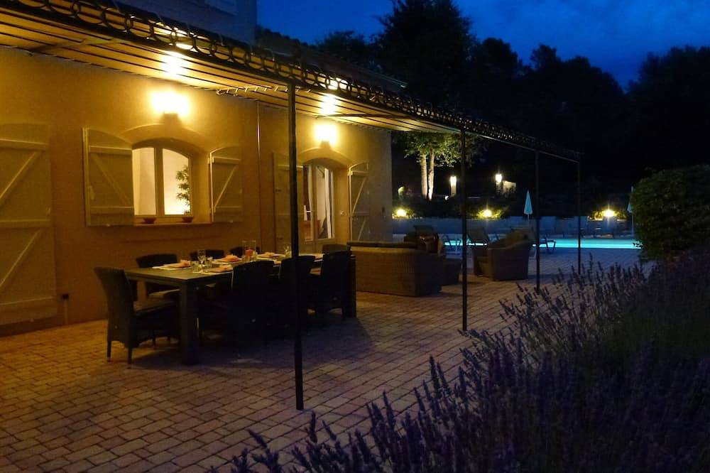 Appartement entier, Studio privé Villa provençale située dans un écrin de verdure pour 2 personnes. in Seillans, Région de Draguignan