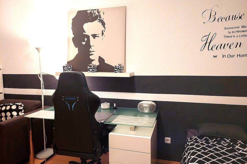 Ganze Wohnung, Studienzimmer nur Buchbar von Mittwoch bis Samstag in Wiesbaden, Rheingau