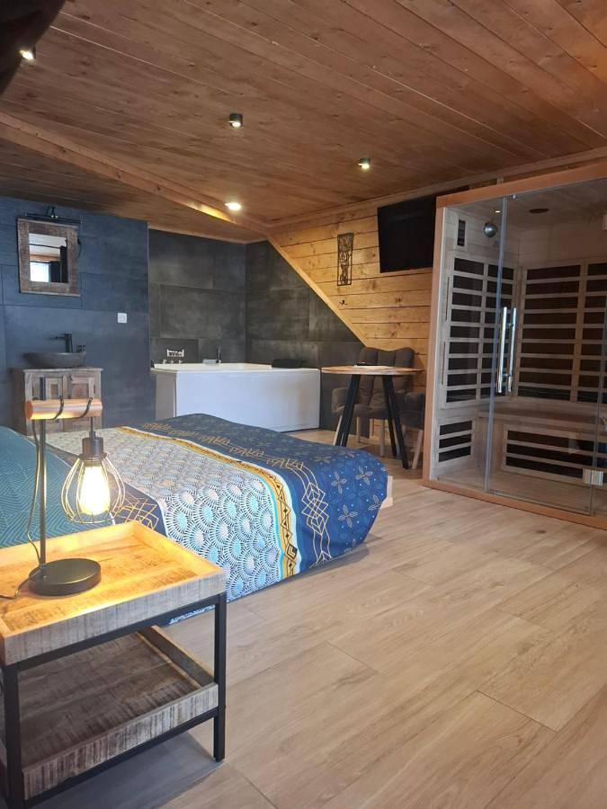 Gîte pour 2 personnes, avec jardin et sauna ainsi que terrasse et jacuzzi dans Tillet