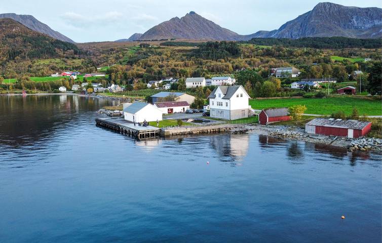 Feriehus for 8 personer, med terrasse og utsikt i tillegg til hage, dyr tillatt på Vestlandet