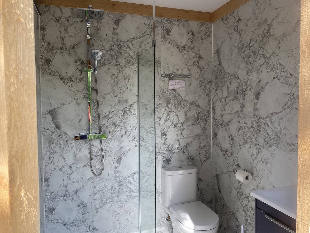 1 Bed Hut - Sleeps 4 - Pets - Parking in Wotton Courtney, Somerset