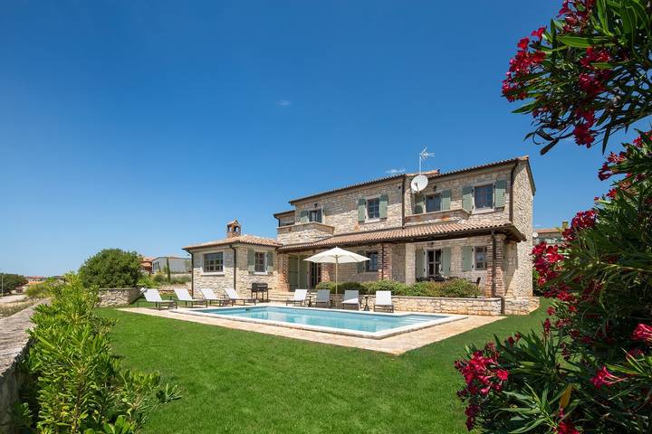 Villa voor 16 personen, with tuin and zwembad as well as balkon - 1