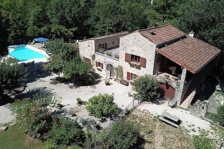 Agriturismo pour 12 personnes, avec jardin dans Largentière
