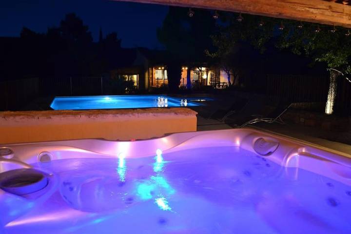 Location de vacances pour 2 personnes, avec Jacuzzi et Terrasse ainsi que Jardin et Piscine à Claret