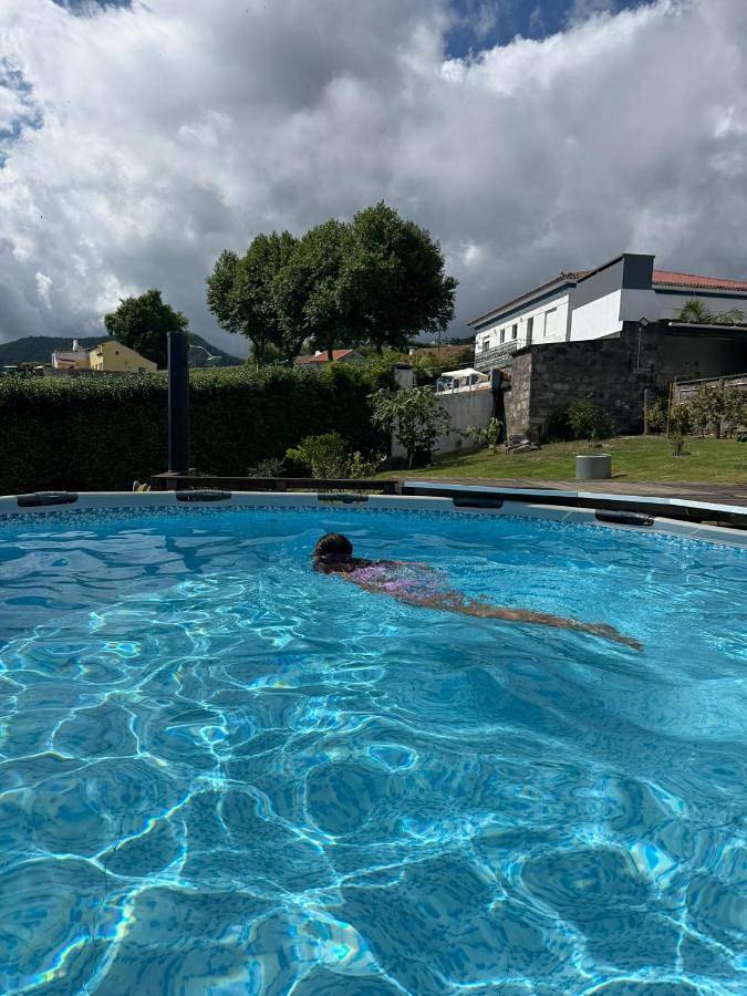 Apartamento de férias para 4 pessoas, com piscina e vista e ainda jardim na Ilha de São Miguel