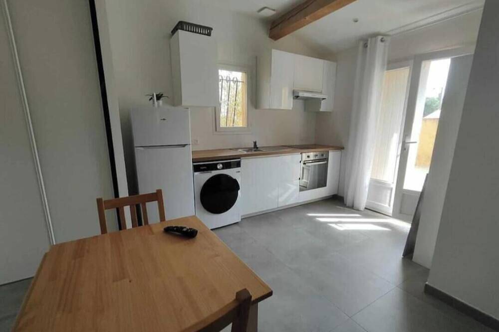 Entire apartment, Studio Saint Maximin with exterior, parking space and near downtown in Saint-Maximin-la-Sainte-Baume, Brignoles region