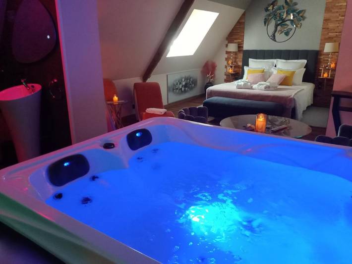 Gîte pour 2 personnes, avec jacuzzi et jardin ainsi que sauna et terrasse à La Vraie-Croix - 4