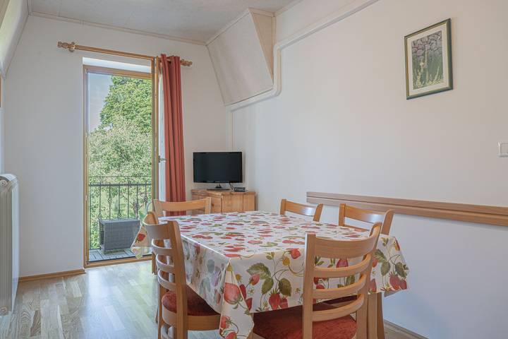Ganze Wohnung, Pivka Apartment With 2 Balconies in Innerkrain-Karst